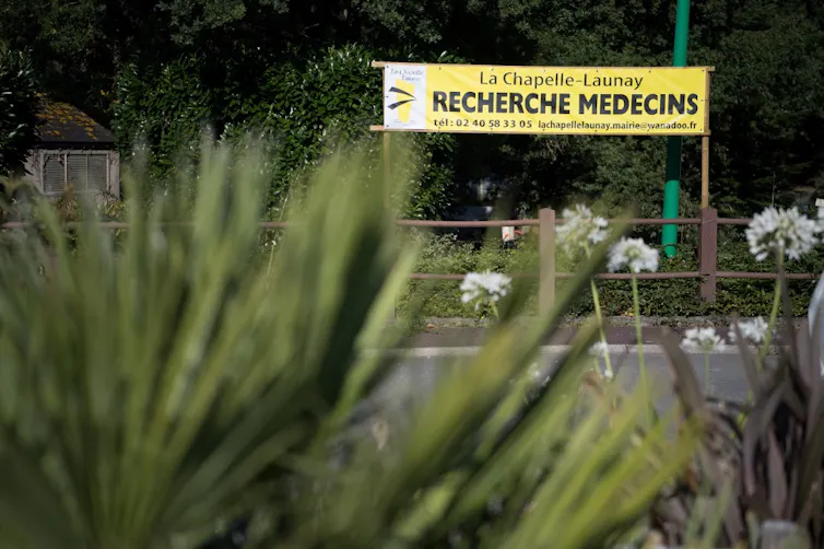 Panneau indiquant « cherche médecin » à l’entrée de La Chapelle-Launay