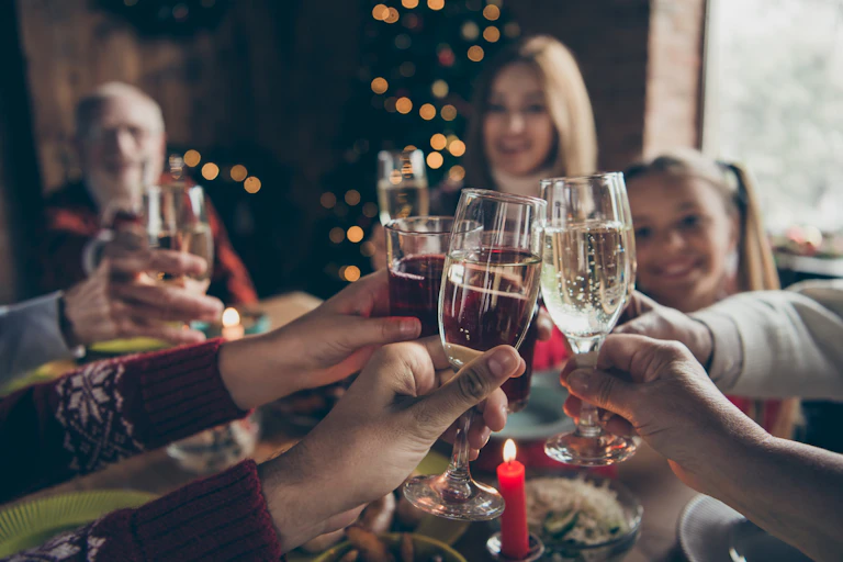 Des gens trinquent avec des verres de vin