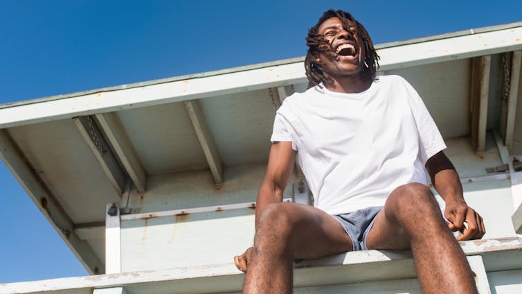 Άνδρας σε εξωτερικούς χώρους με σορτς και μπλουζάκι.