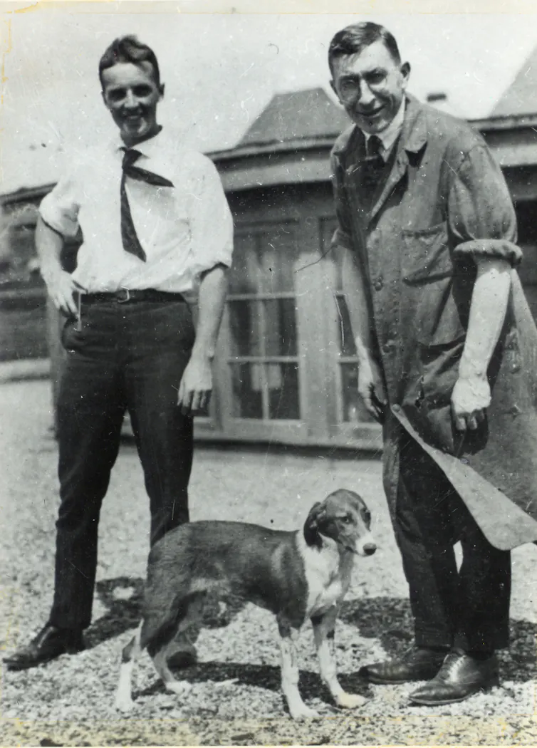Photo de Frederick Banting (à droite) et Charles Best (à gauche) avec un chien sur le toit du Medical Building de l’Université de Toronto en août 1921.