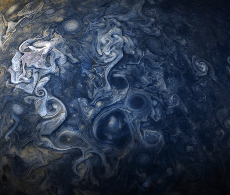 Cette image est parfois appelée 'Jupiter Blues'.  Image améliorée de Gerald Eichstädt et Sean Doran (CC BY-NC-SA) basée sur des images fournies avec l'aimable autorisation de la NASA/JPL-Caltech/SwRI/MSSS