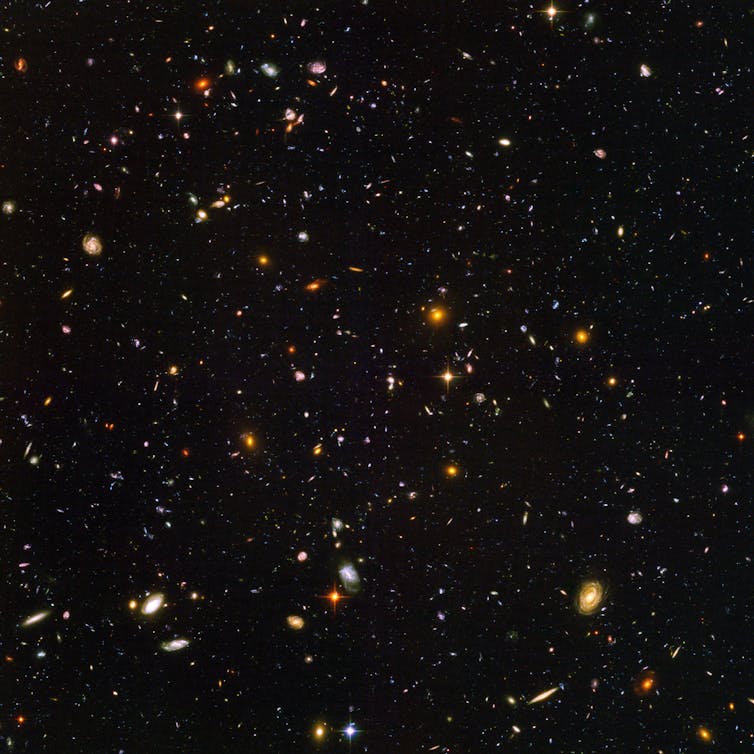 Abell 370 est un amas de centaines de galaxies à environ cinq milliards d'années-lumière de la Terre.  NASA, ESA et J. Lotz et l'équipe HFF (STScI)