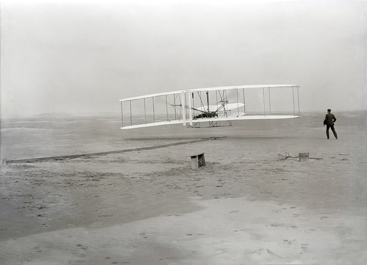 Foto del primer vuelo de los hermanos Wright.