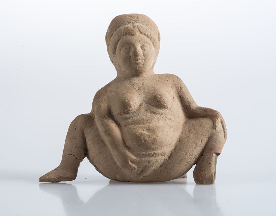 Statuette dite Baubod, une femme nue écartant les jambes et montrant sa vulve de la main droite.