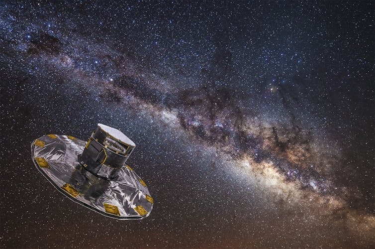 Una nave espacial circular sobrevuela la galaxia púrpura de las estrellas