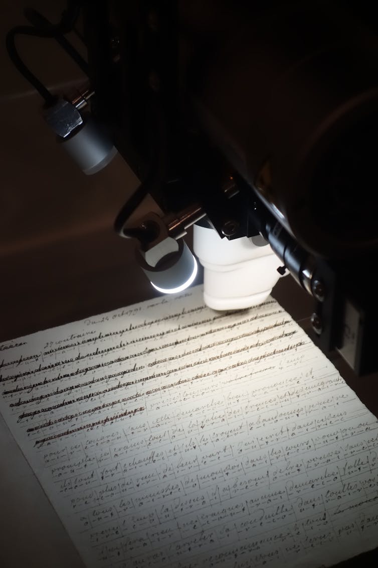 Lettre manuscrite donc certain passages sont caviardés, analysées par un instrument d’optique vivement éclairé