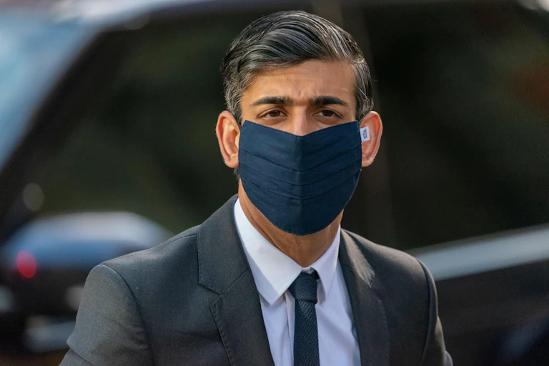 Rishi Sunak in a facemask