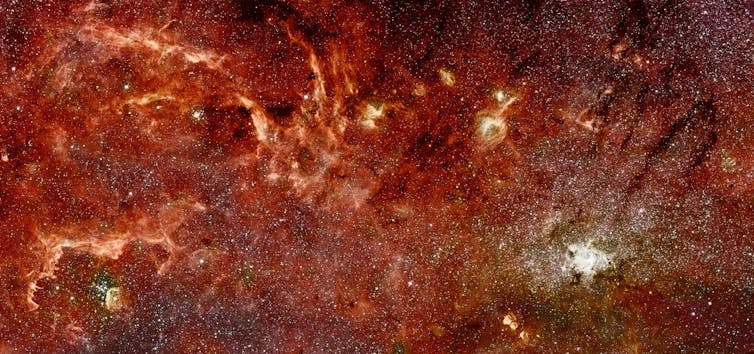 Pouvez-vous repérer le cluster Quintuplet et les Arches ?  Hubble : NASA, ESA et QD Wang (Université du Massachusetts, Amherst) ;  Spitzer : NASA, Jet Propulsion Laboratory et S. Stolovy (Spitzer Science Center/Caltech)