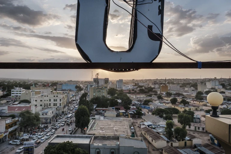 Panorama urbain au crépuscule.