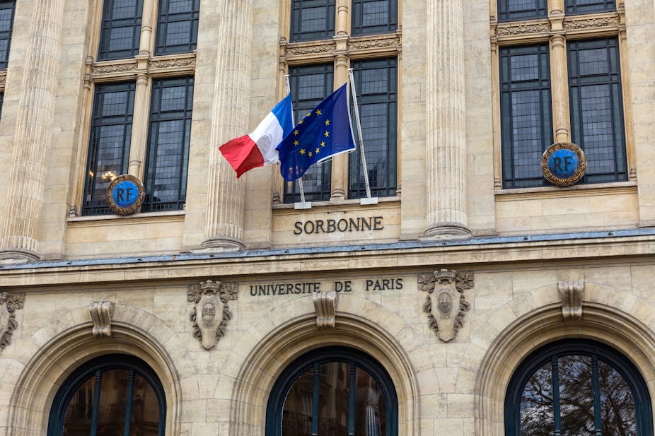 Façade de la Sorbonne avec drapeaux français et européen.