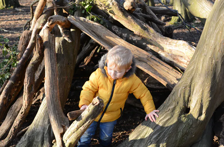 Un enfant joue dans un foret.
