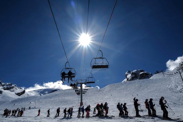Personnes faisaient la queue pour prendre les remontées mécaniques au ski
