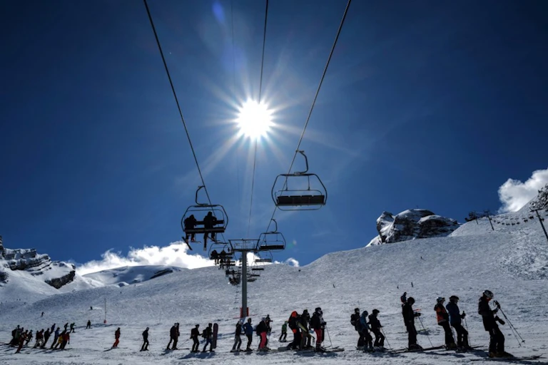 Personnes faisaient la queue pour prendre les remontées mécaniques au ski