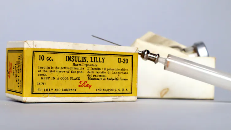 200 unités ou 10cc d’insuline des années 30 fabriquée par le laboratoire pharmaceutique Eli Lilly, Indianapolis, États-Unis.