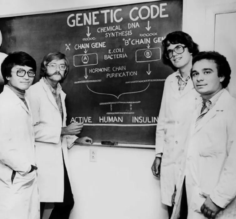 Photo de l’équipe impliquée dans le clonage et l’expression réussis du gène de l’insuline humaine, en 1978. De gauche à droite - Keiichi Itakura, Art Riggs, Dave Goeddel, Roberto Crea