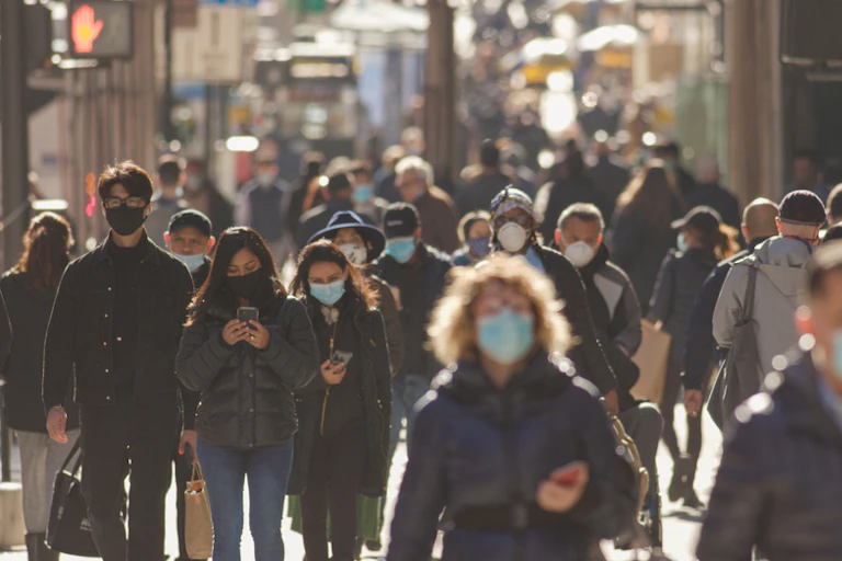 Foule de personnes masquées.
