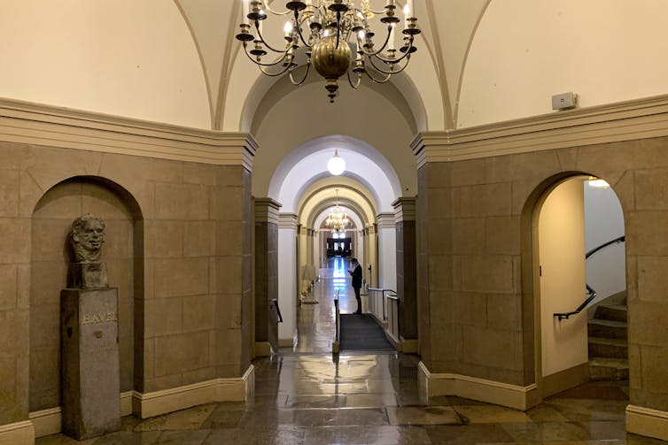 um corredor em um edifício ornamentado com piso de mármore