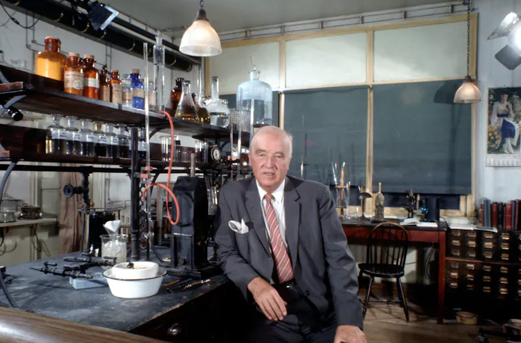 Charles Best, dans une reconstitution de son laboratoire.