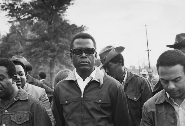 L'attore Sidney Poitier marcia durante una protesta per i diritti civili nel 1968.