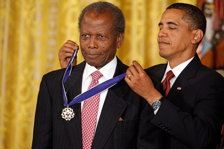 Sidney Poitier recibe la Medalla de la Libertad en 2009.