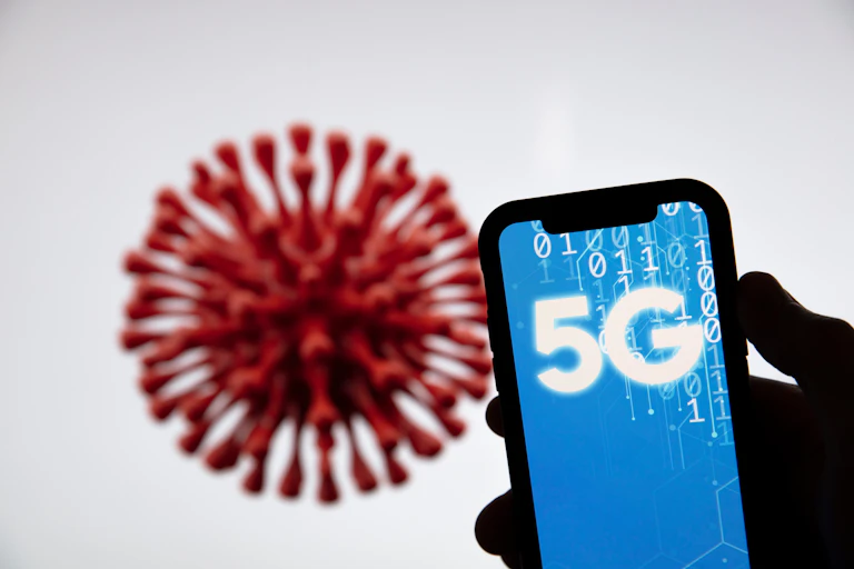 imagen de coronavirus y teléfono móvil con el texto 5G