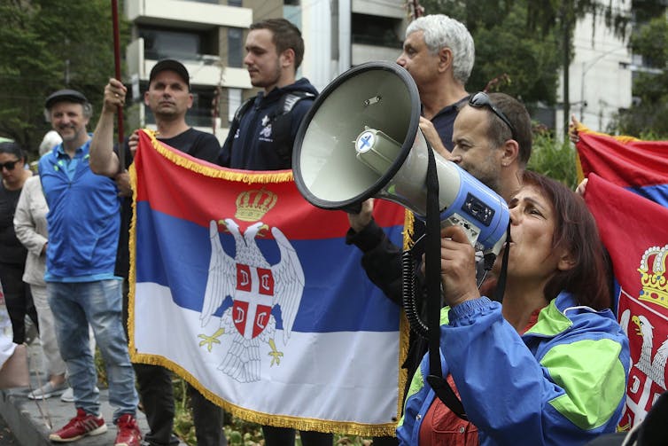 Protesto do lado de fora do hotel onde Novak Djokovic está detido.