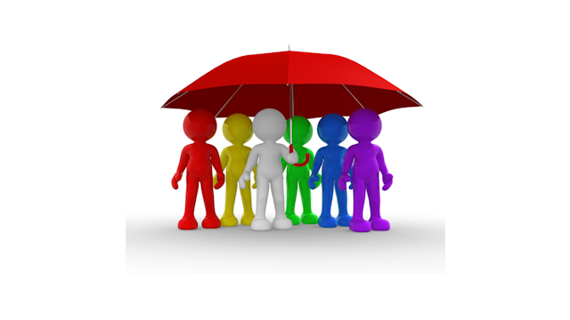 Seis muñecos de colores debajo de un paraguas rojo.