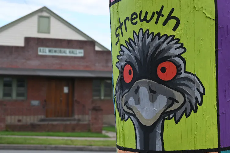 An emu says 'strewth'