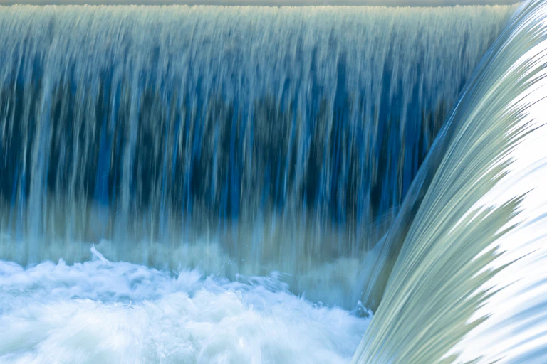Pequeño salto de agua.