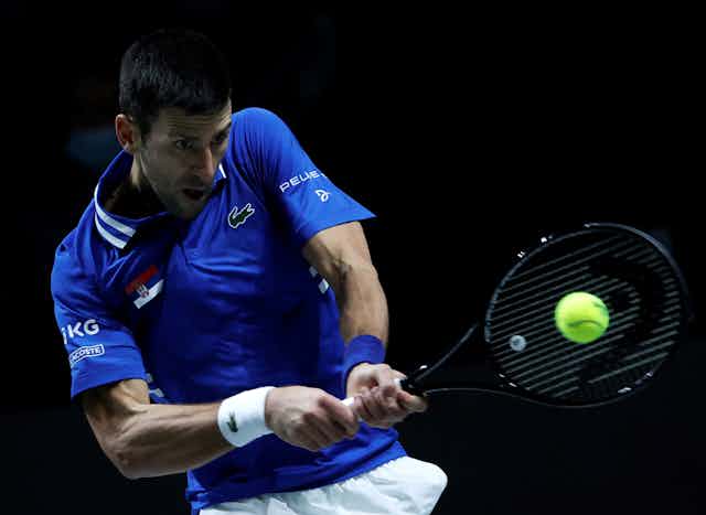 Primer plano de Novak Djokovic golpeando una pelota de tenis durante la Copa Davis en Madrid