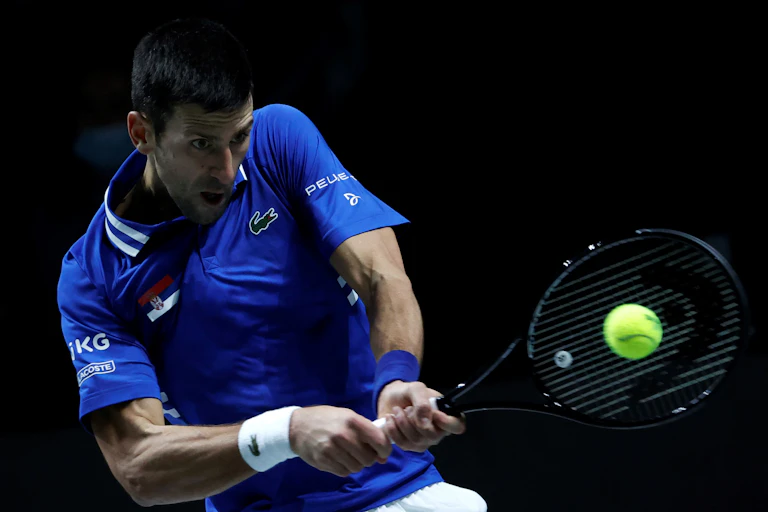 Primer plano de Novak Djokovic golpeando una pelota de tenis durante la Copa Davis en Madrid