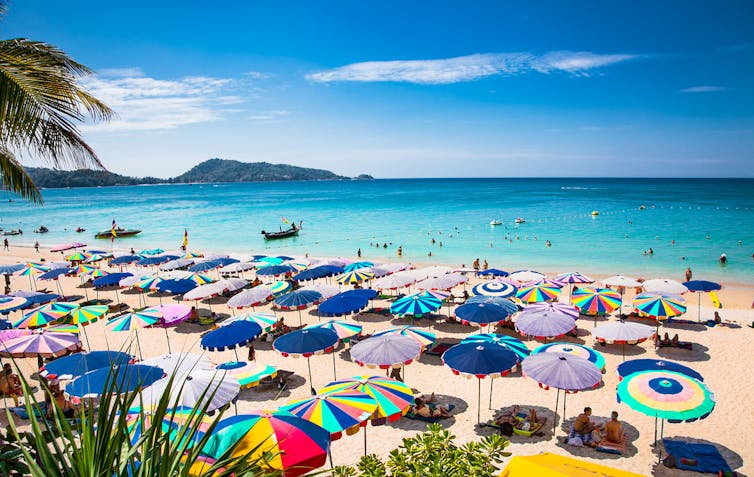 plages bondées de parasol