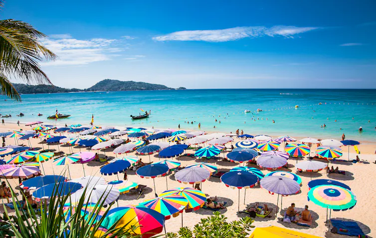 plages bondées de parasol