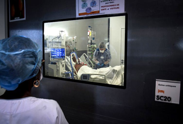 Une chambre de réanimation avec son lit équipé de respirateur, moniteurs de suivi, etc.