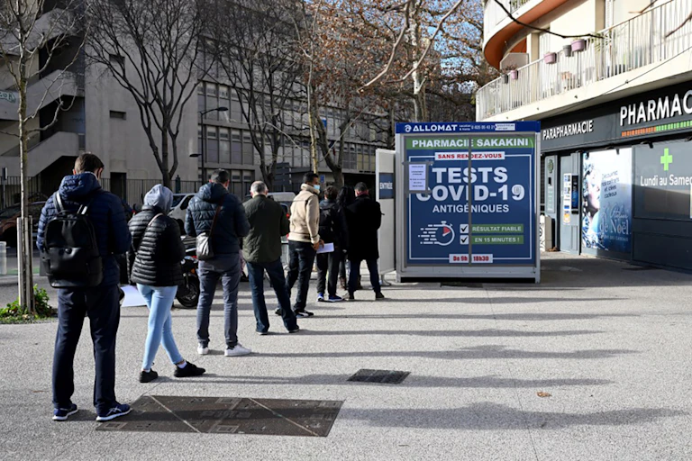 Des gens attendent devant une pharmacie marseillaise pour se faire tester.
