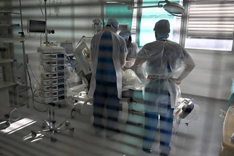 Des soignants prennent en charge un patient infecté par le Covid-19, au sein du service de réanimation de l’hôpital de la Timone, à Marseille, le 5 janvier 2022.