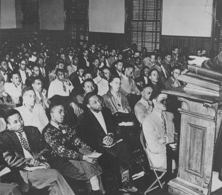 Martin Luther King asiste al servicio de la capilla en la década de 1940.