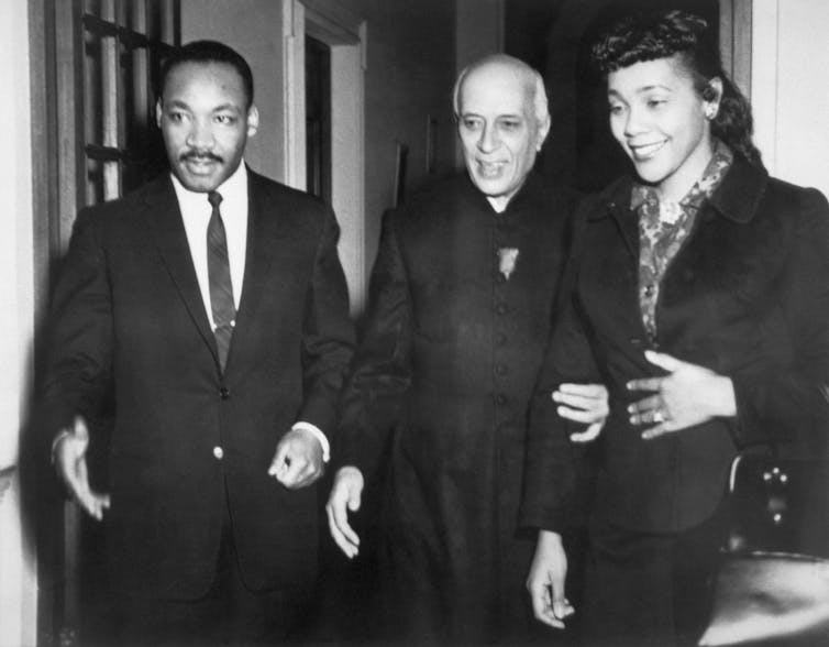 มาร์ติน ลูเธอร์ คิง และภรรยา คอเร็ตตา สก็อตต์ คิง กับอดีตนายกรัฐมนตรีชวาหระลาล เนห์รู ของอินเดีย