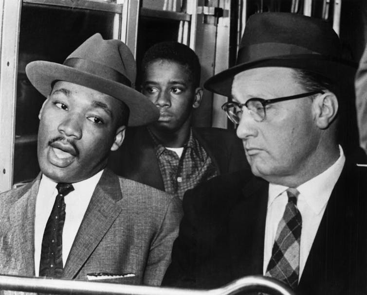 Martin Luther King Jr. viajando en la parte delantera de un autobús.