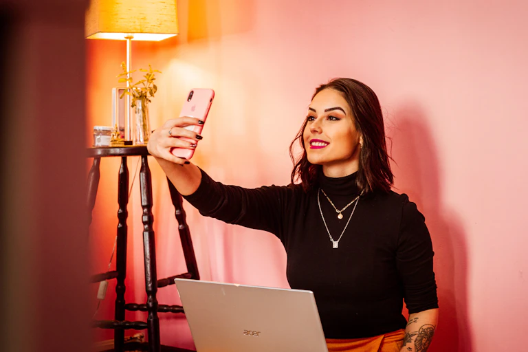 Jeune femme prenant un selfie