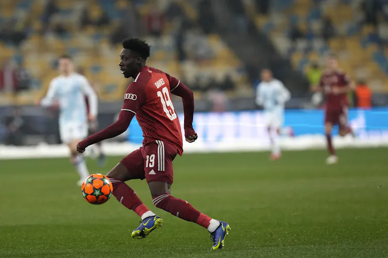 Un joueur de soccer en action
