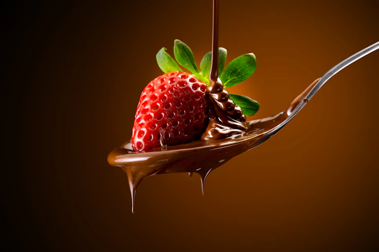 Cholate líquido y fresa sobre una cuchara
