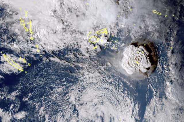 El penacho de la erupción volcánica de Tonga visto desde el espacio.