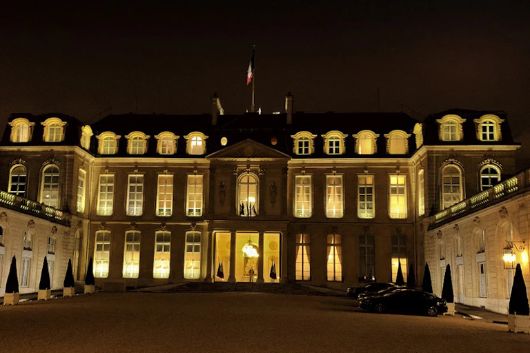 Fachada del palacio del Elíseo iluminado