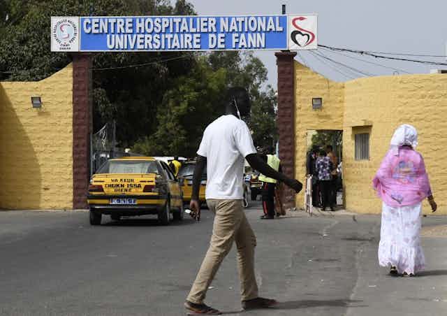 Entrée de l'hôpital universitaire de Fann, à Dakar.