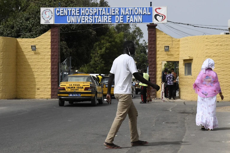 Entrée de l'hôpital universitaire de Fann, à Dakar.