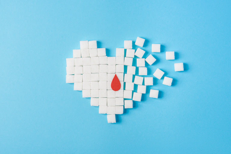 Corazón de terrones de azúcar con una gota de sangre en el centro