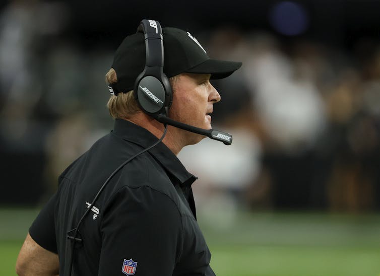 Jon Gruden al margen.