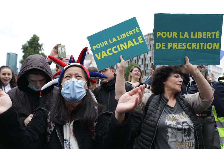 Manifestants portant des pancartes