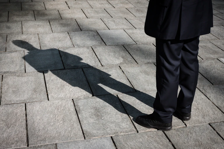 Sombra de un hombre en blanco y negro.